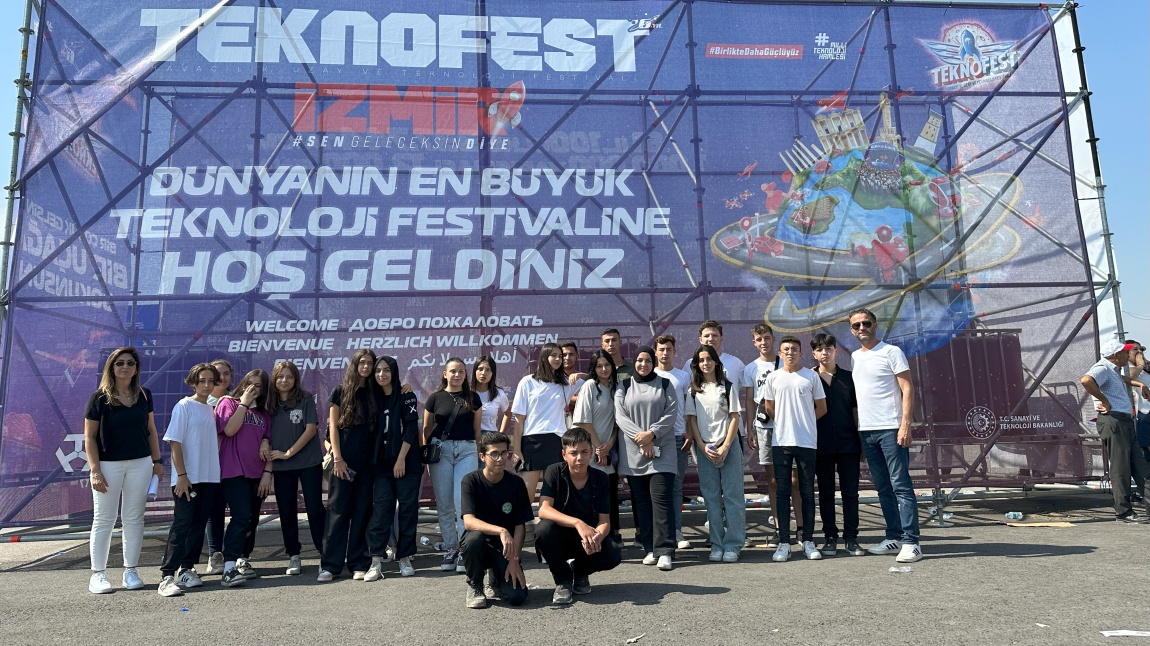 Okul olarak 5 öğretmen 53 öğrenci ile İzmir Teknofest 2023 teknoloji fuarına katıldık.